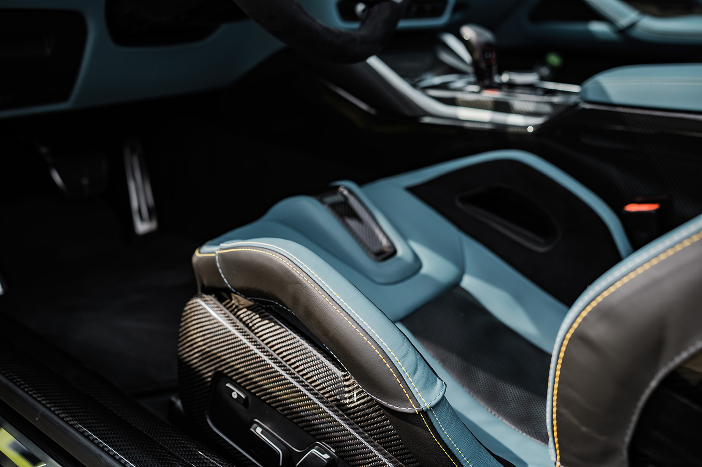 Carbonsitz mit Lederschoner in Yas Marina blau