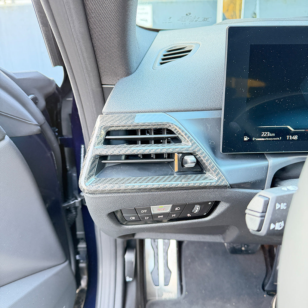 Lüftungsumrandung Dry Carbon - passend für BMW 2er, 3er, 4er, M2, M3, M4 ab Bj. 06/24 LCI2 mit ID 8.5(G42, G87, G20, G21, G22, G23, G26, G80, G81, G82, G83)